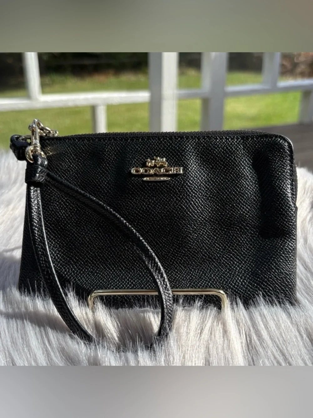 RESERVED‼️COACH - EUC Textured Black L- Zip Wristlet